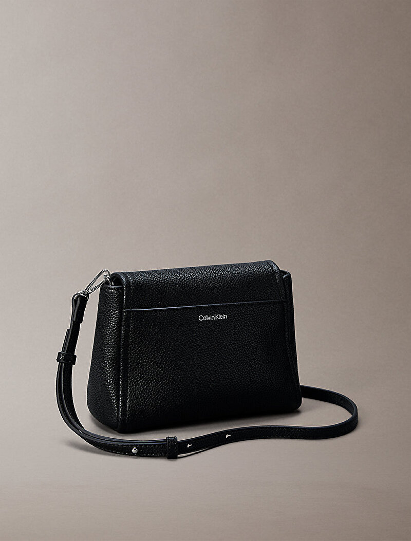 Calvin Klein Siyah Renkli Kadın Emblem Pebble Çapraz Çanta