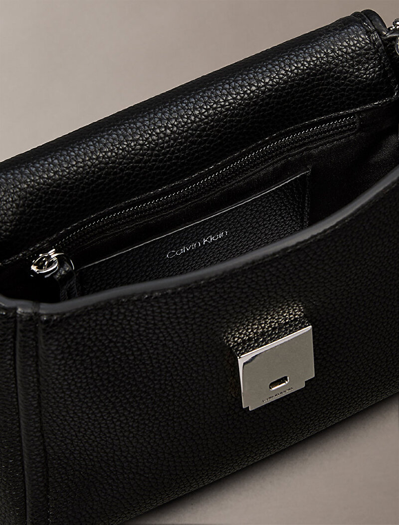 Calvin Klein Siyah Renkli Kadın Emblem Pebble Çapraz Çanta
