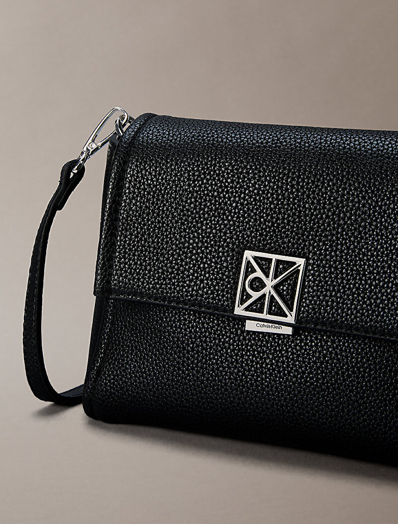 Calvin Klein Siyah Renkli Kadın Emblem Pebble Çapraz Çanta