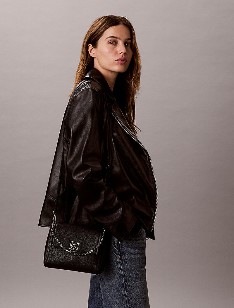 Calvin Klein Siyah Renkli Kadın Emblem Pebble Çapraz Çanta