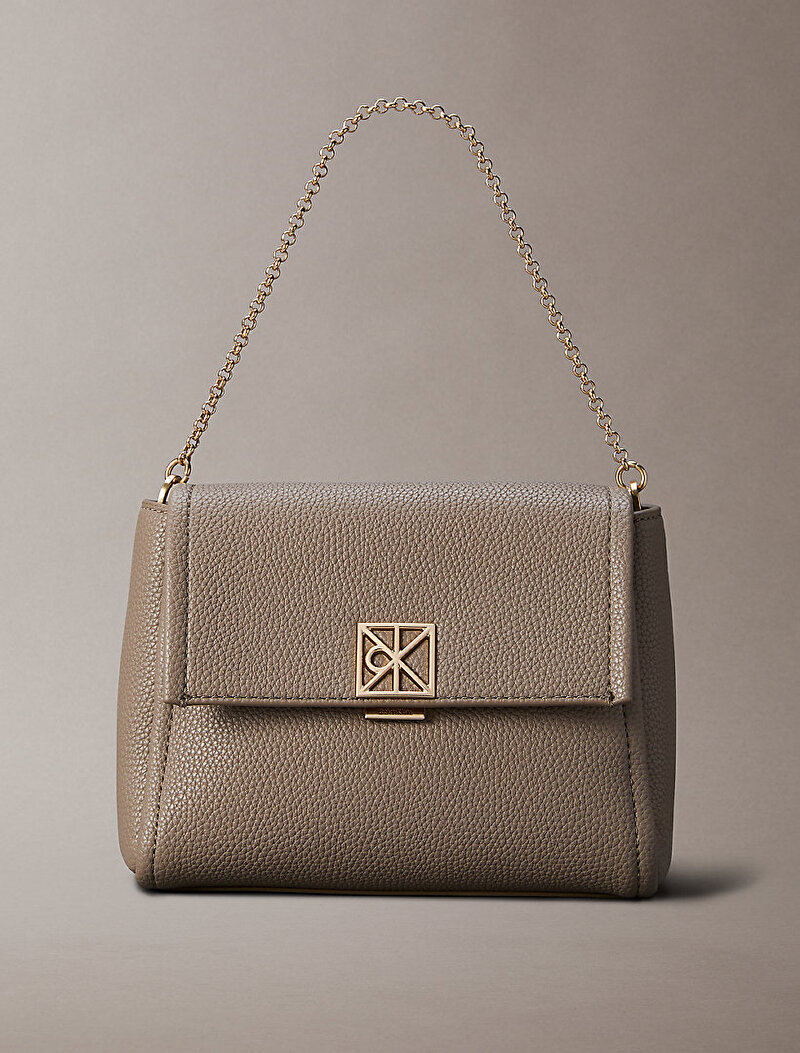 Calvin Klein Bej Renkli Kadın Emblem Pebble Çapraz Çanta