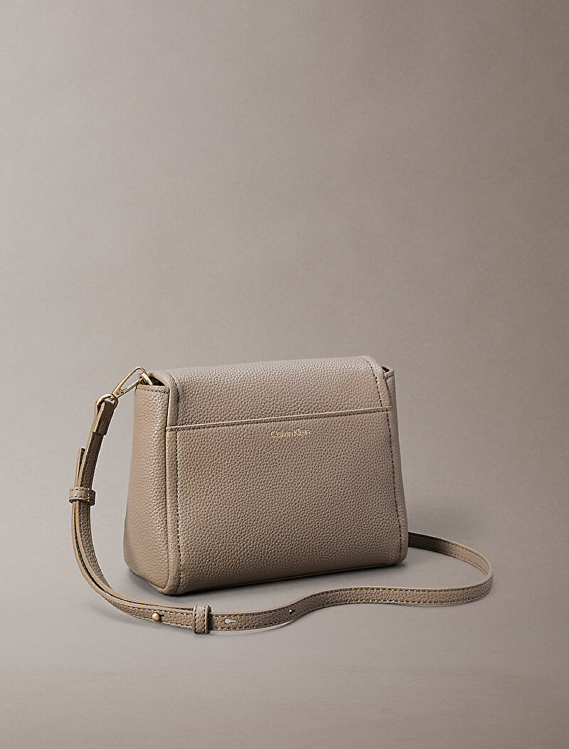 Calvin Klein Bej Renkli Kadın Emblem Pebble Çapraz Çanta