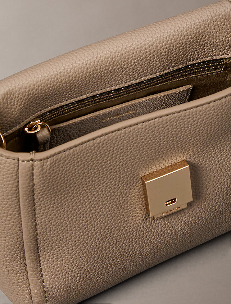 Calvin Klein Bej Renkli Kadın Emblem Pebble Çapraz Çanta