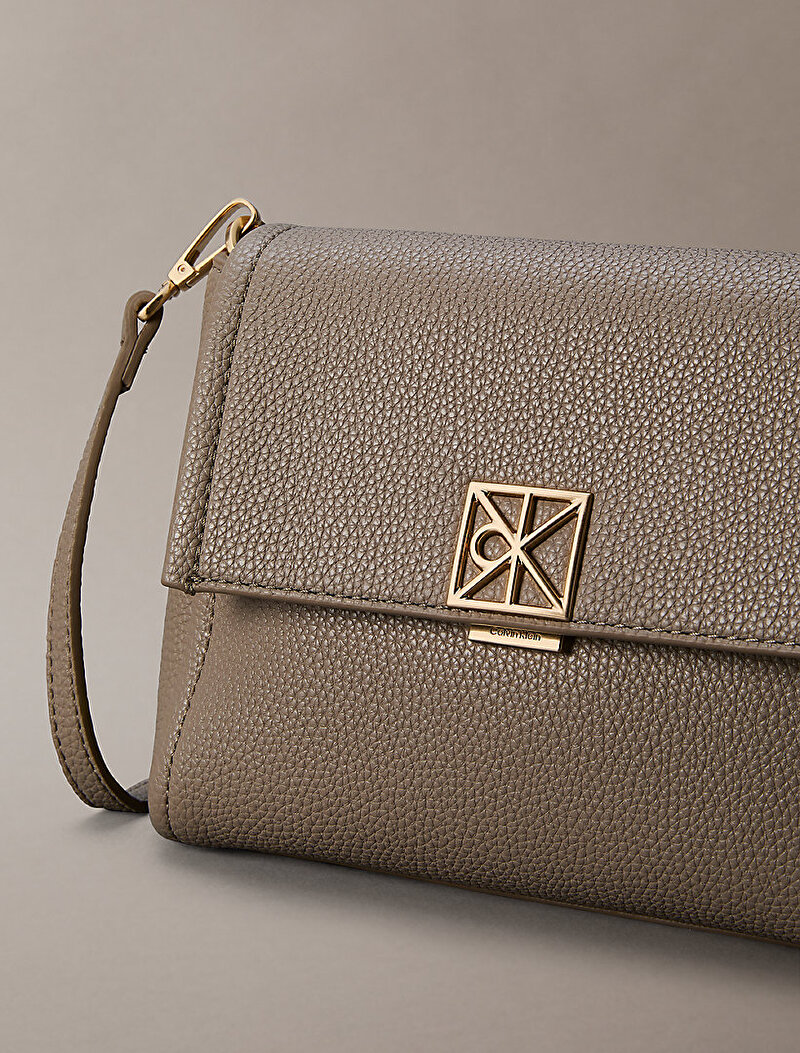 Calvin Klein Bej Renkli Kadın Emblem Pebble Çapraz Çanta