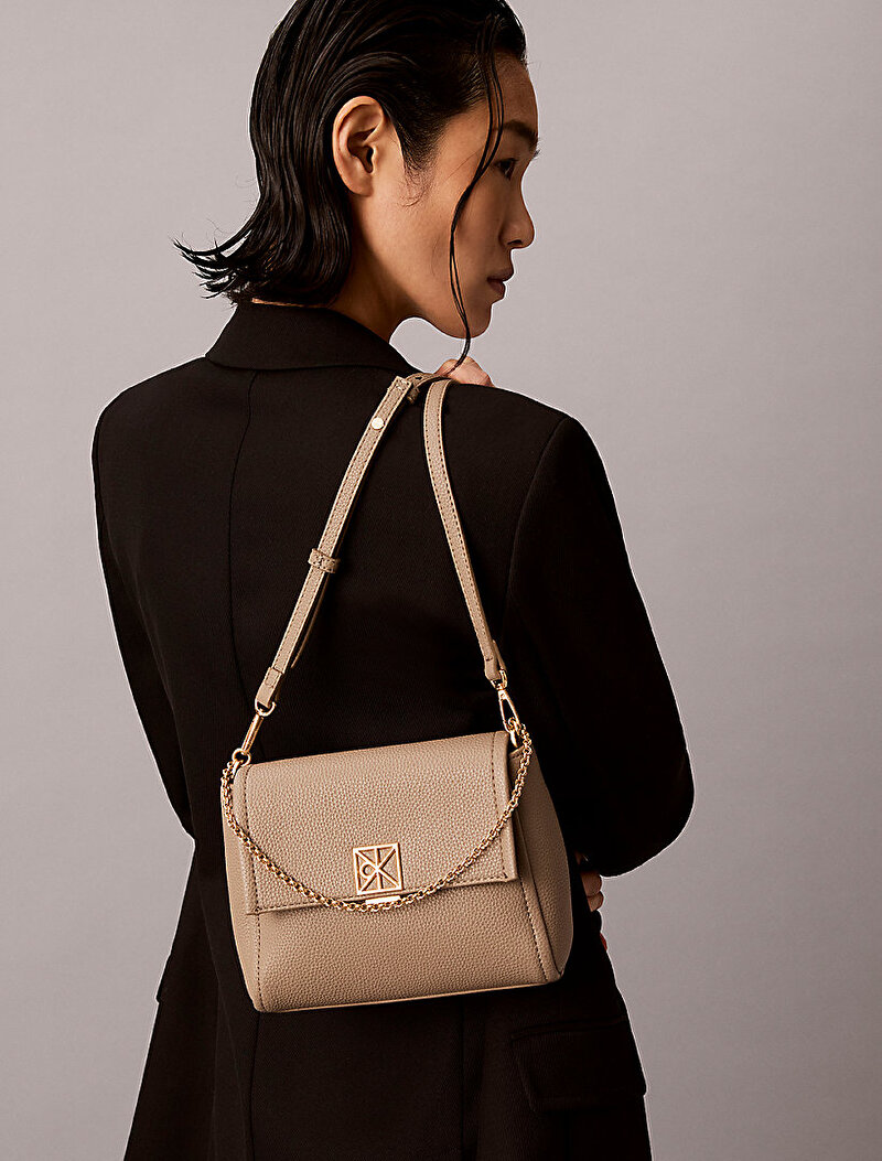 Calvin Klein Bej Renkli Kadın Emblem Pebble Çapraz Çanta