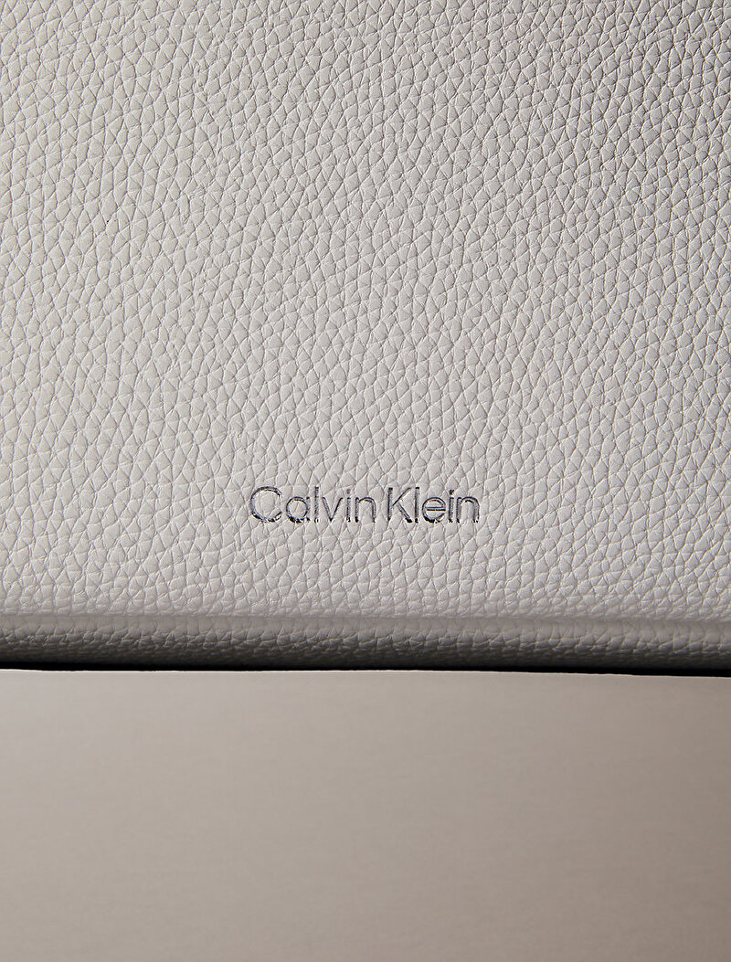 Calvin Klein Beyaz Renkli Kadın Slouchy Pebble Omuz Çantası