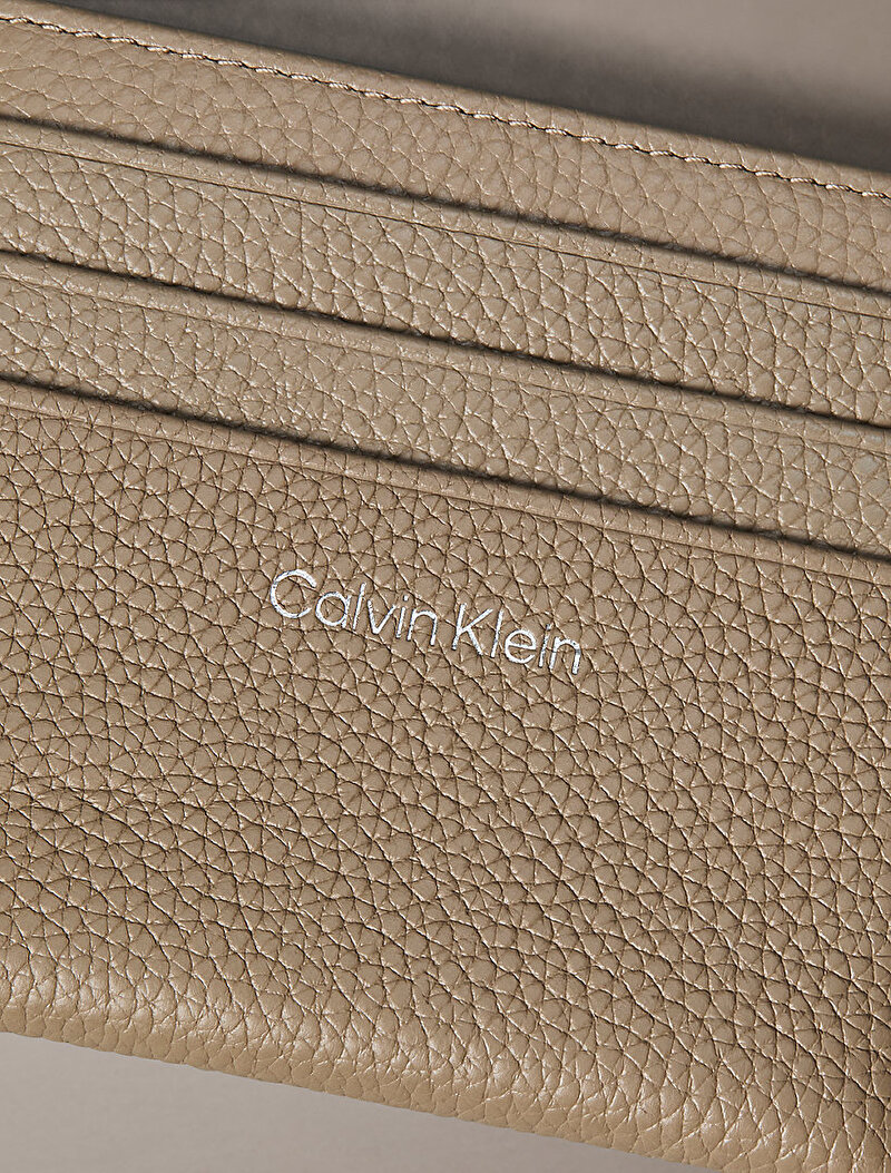 Calvin Klein Bej Renkli Kadın Emblem Pebble Kartlık