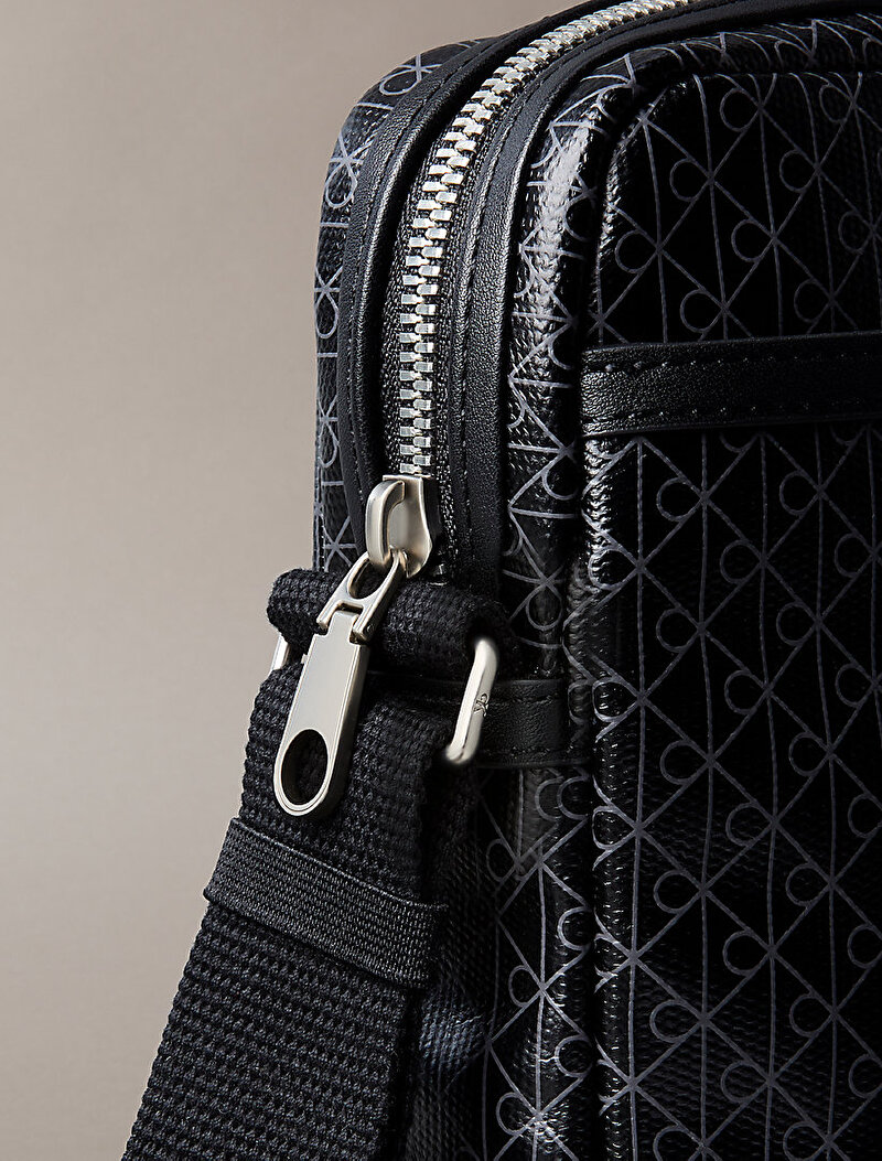 Calvin Klein Siyah Renkli Erkek Emblem Coated Çapraz Çanta