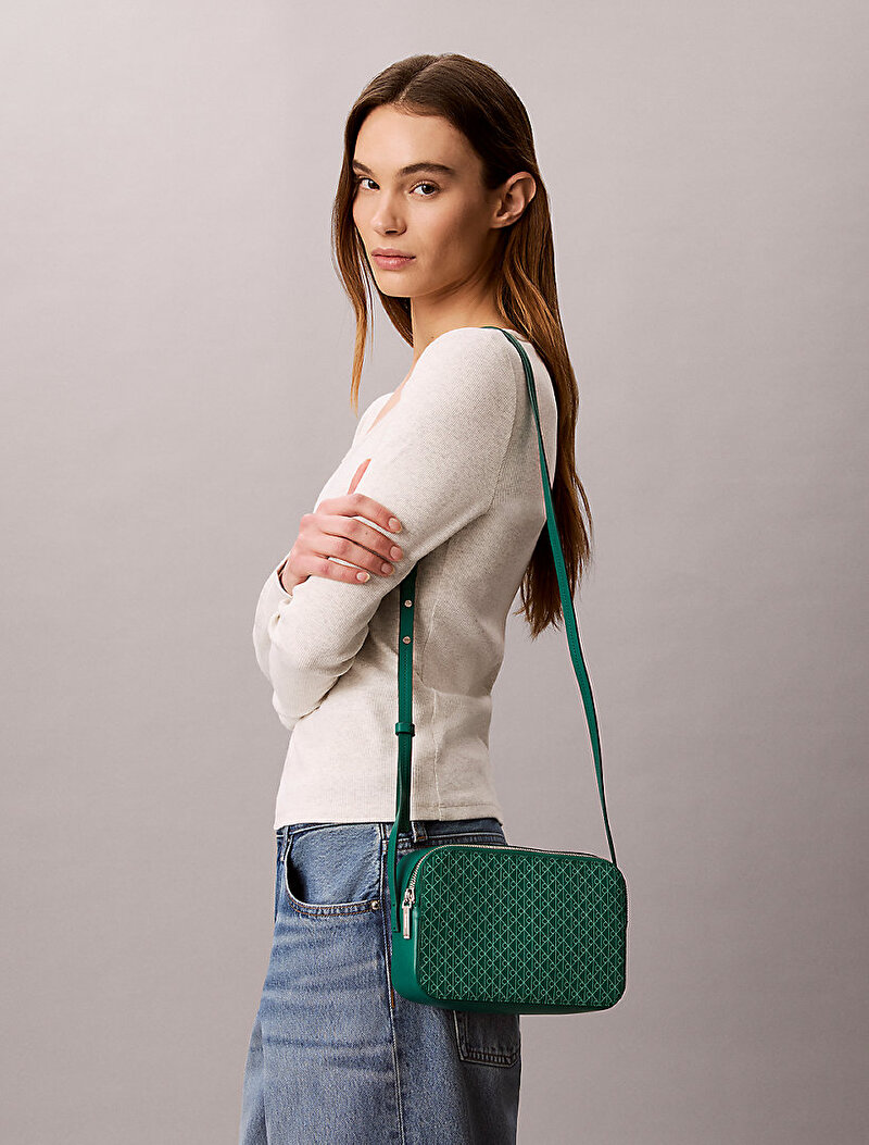Calvin Klein Yeşil Renkli Kadın Emblem Elongated Çapraz Çanta