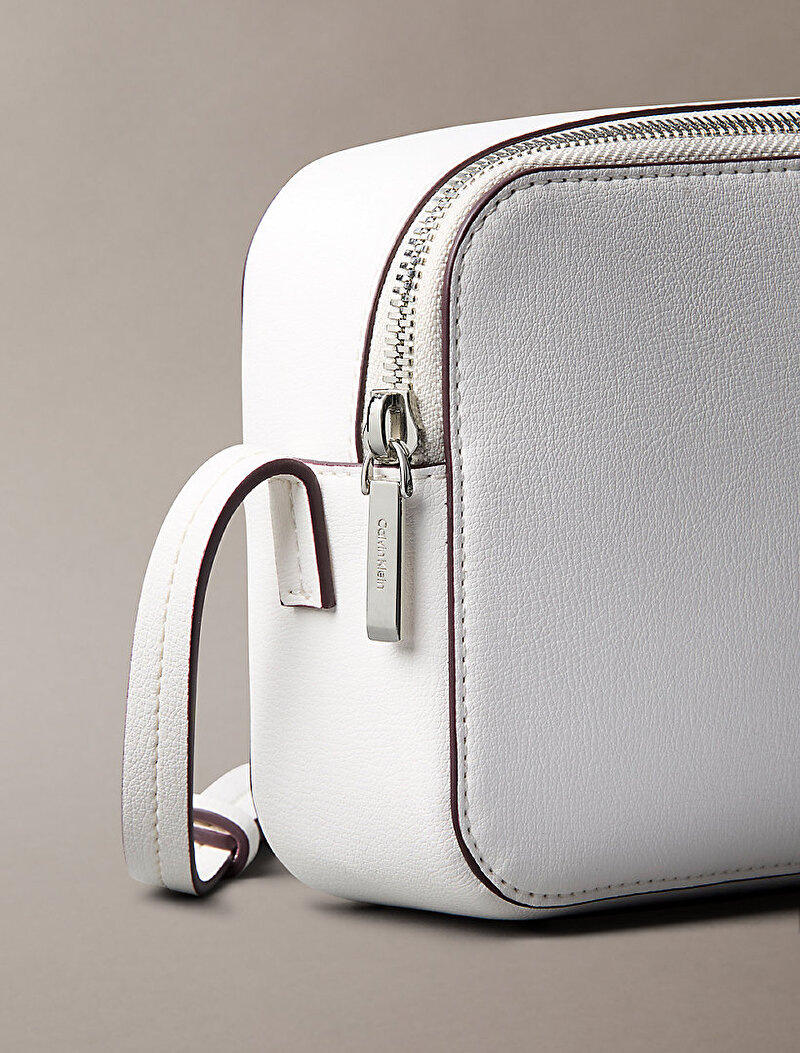 Calvin Klein Beyaz Renkli Kadın Foil Logo Elongated Çapraz Çanta