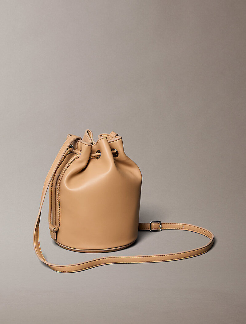 Calvin Klein Bej Renkli Kadın Bold Ck Small Bucket Çanta