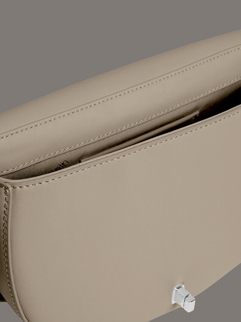 Calvin Klein Bej Renkli Kadın CK Çapraz Çanta