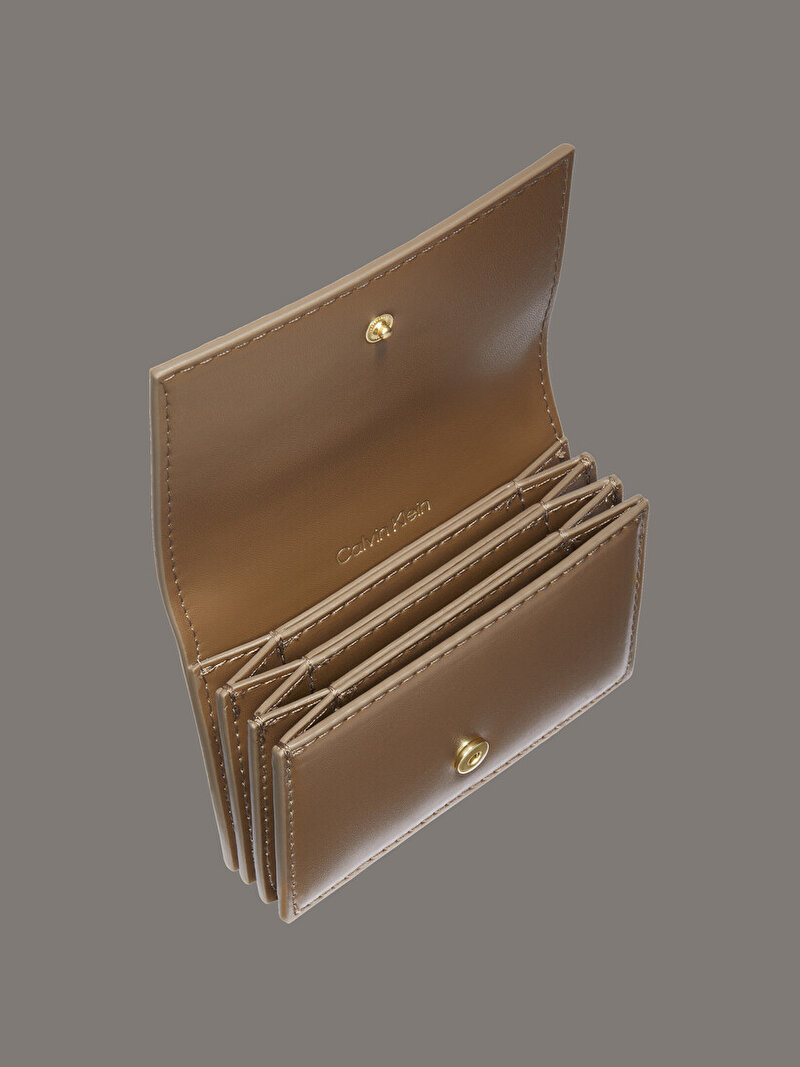 Calvin Klein Bej Renkli Kadın Emblem Kartlık