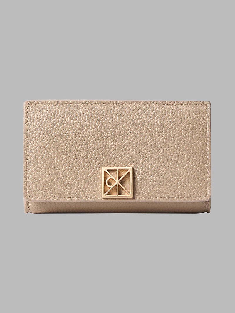 Calvin Klein Bej Renkli Kadın Emblem Pebble Kartlık