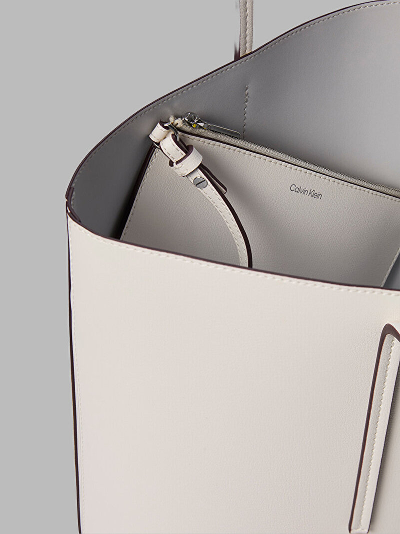 Calvin Klein Beyaz Renkli Kadın Bold Ck Medium Tote Çanta