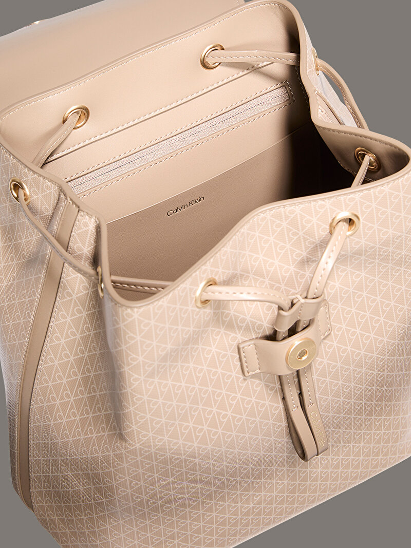 Calvin Klein Bej Renkli Kadın Emblem Sırt Çantası