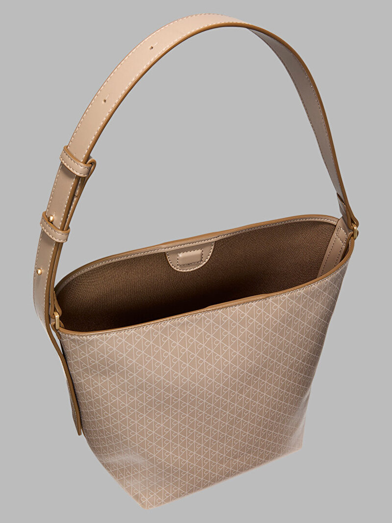 Calvin Klein Bej Renkli Kadın Emblem Medium Bucket Çanta