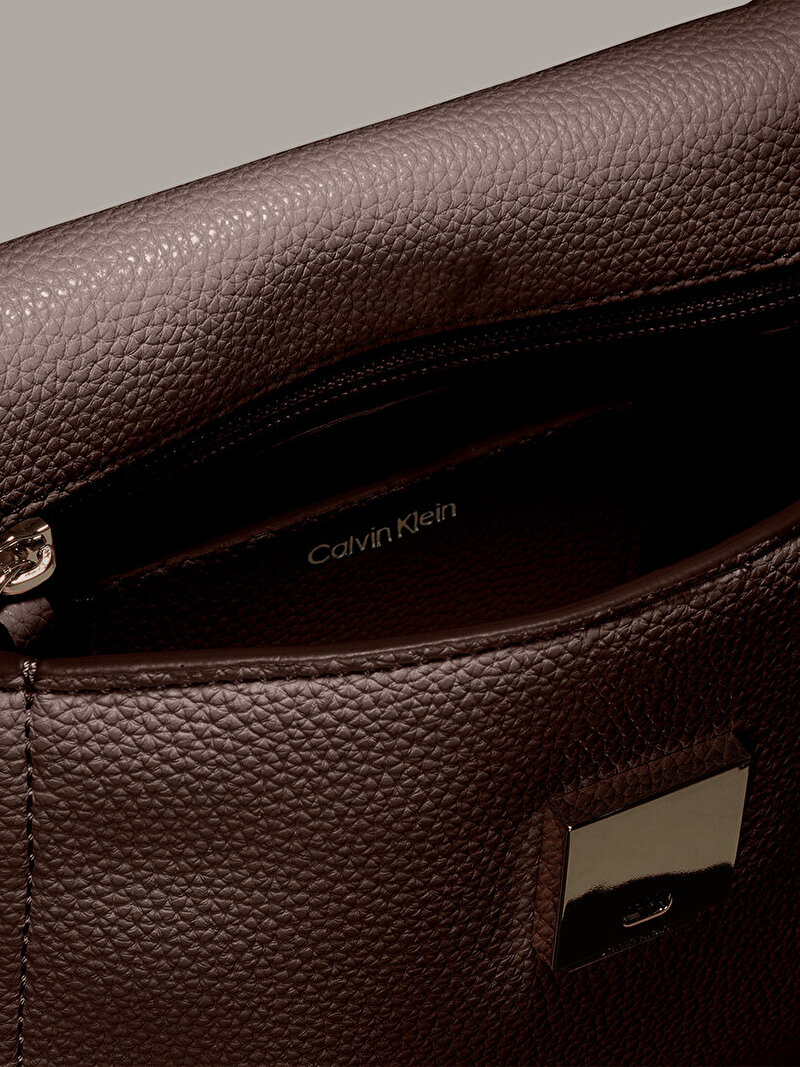 Calvin Klein Kahverengi Renkli Kadın Emblem Pebble Çapraz Çanta