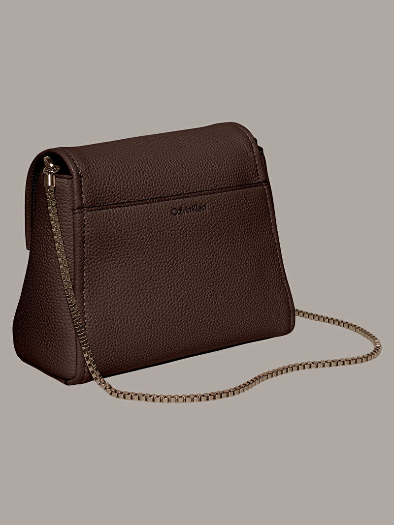 Calvin Klein Kahverengi Renkli Kadın Emblem Pebble Çapraz Çanta