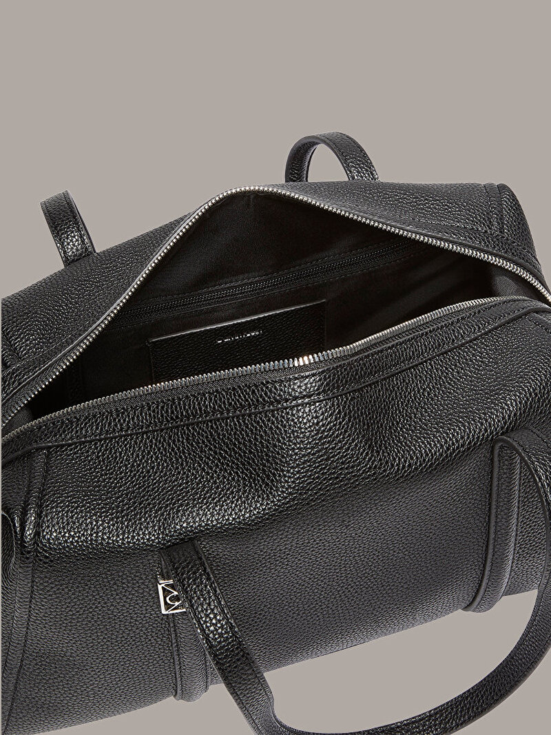 Calvin Klein Siyah Renkli Kadın Emblem Pebble Omuz Çantası