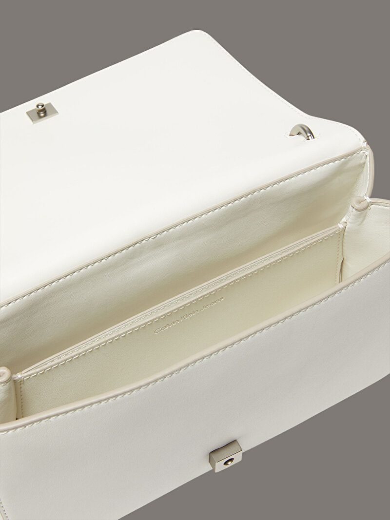 Calvin Klein Beyaz Renkli Kadın Sculpted Flap Omuz Çantası